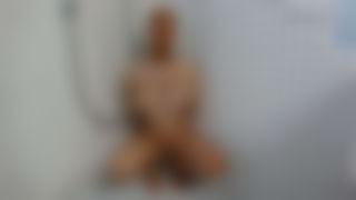 Nyloned Wanilianna in the shower cabin