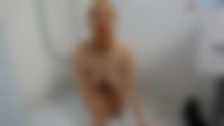 Nyloned Wanilianna in the shower cabin