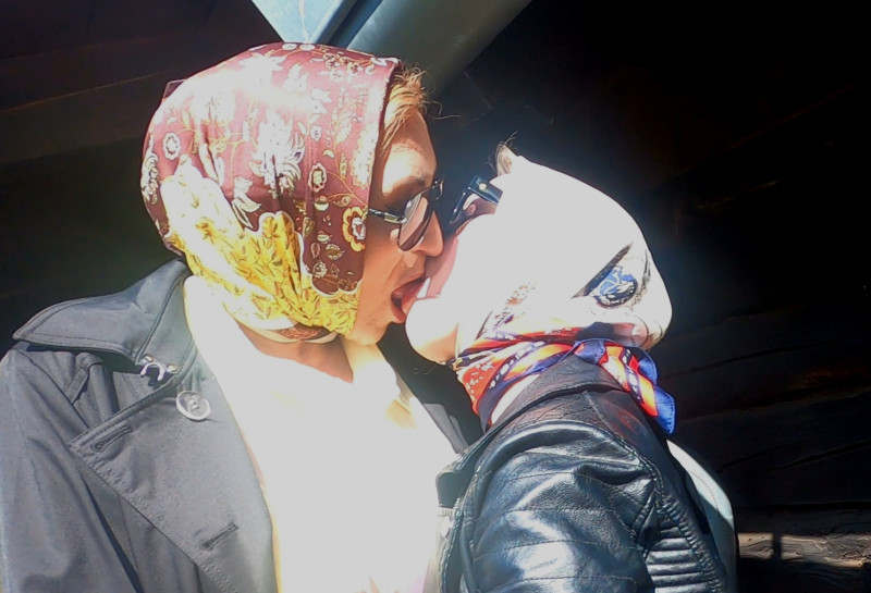 Lesbian romance in the sunlight