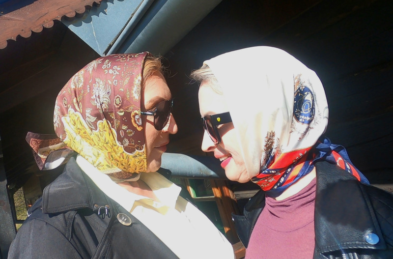 Lesbian romance in the sunlight