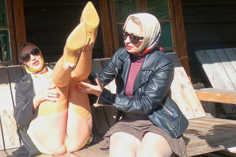 Lesbian romance in the sunlight