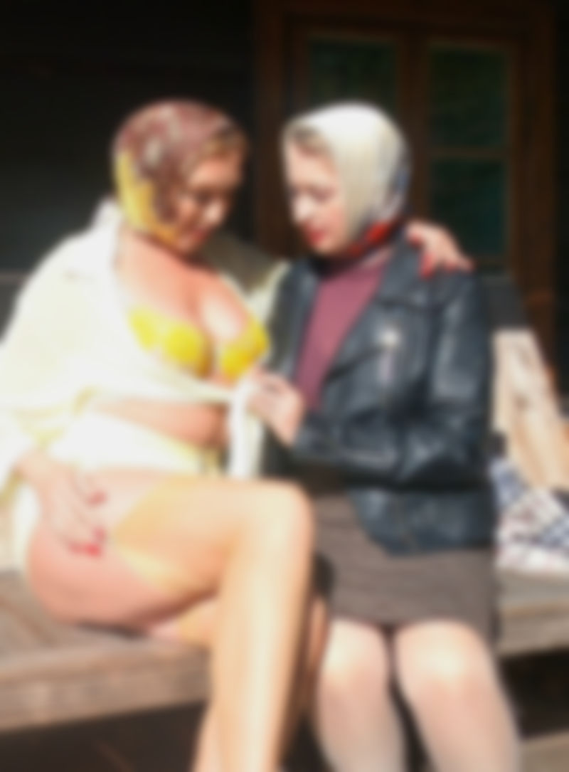Lesbian romance in the sunlight