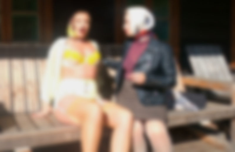 Lesbian romance in the sunlight