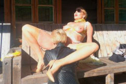 Lesbian romance in the sunlight