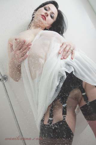 Kinky shower in nylons