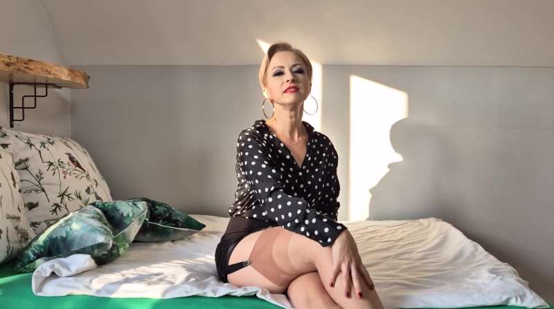 Crazy ride on the mechanical dildo